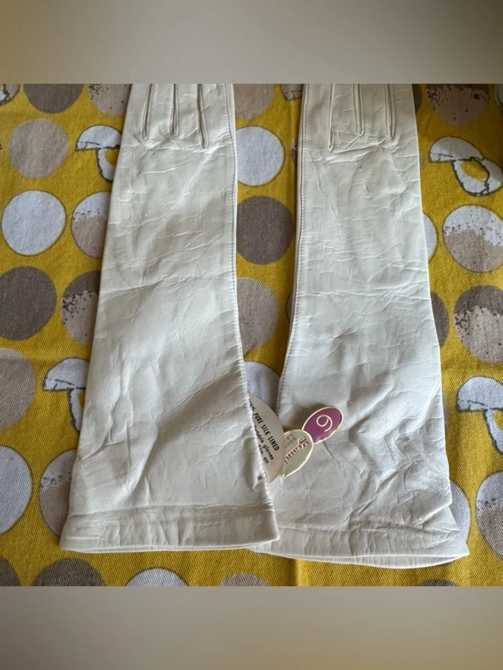 Vintage NWT Grandoe silk lined Leathers cream gloves size 6